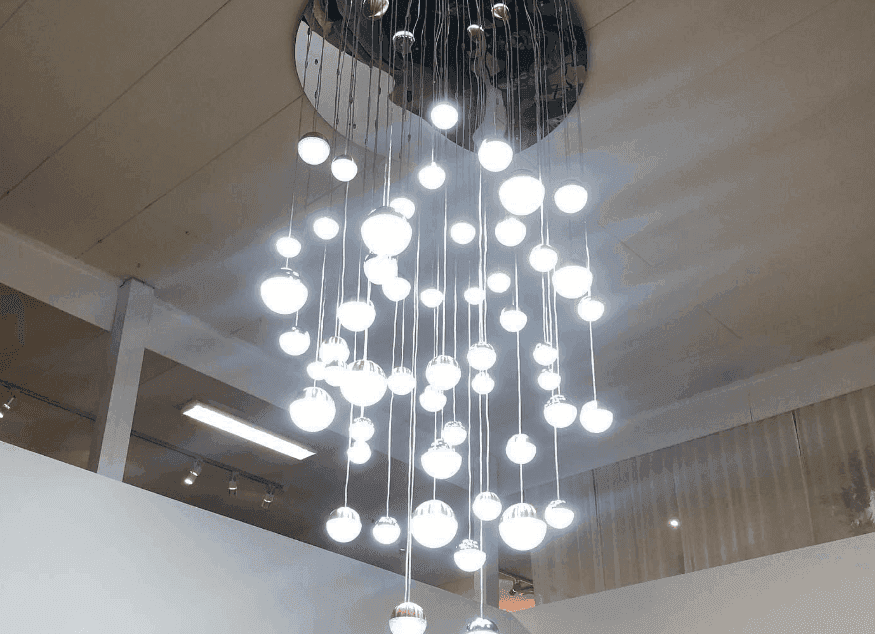 Designbelysning med pendelkluster av LED-glober