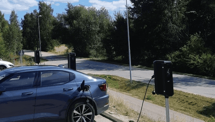 Polestar laddas vid utomhus laddstolpe