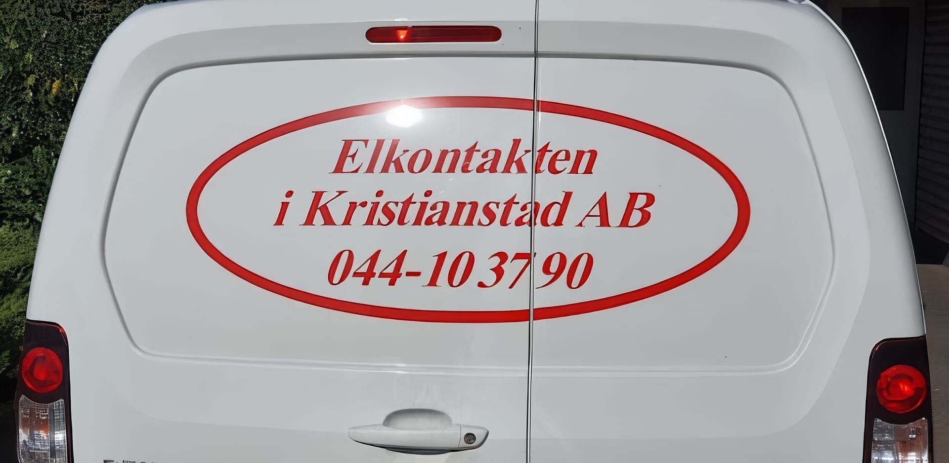 Elkontaktens märkta firmabil med oval logotyp — sedan 2004 på Skånes vägar