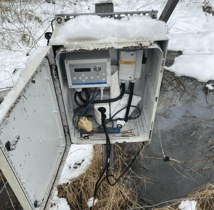 Snötäckt elskåp för pumpstation utomhus i vintermiljö