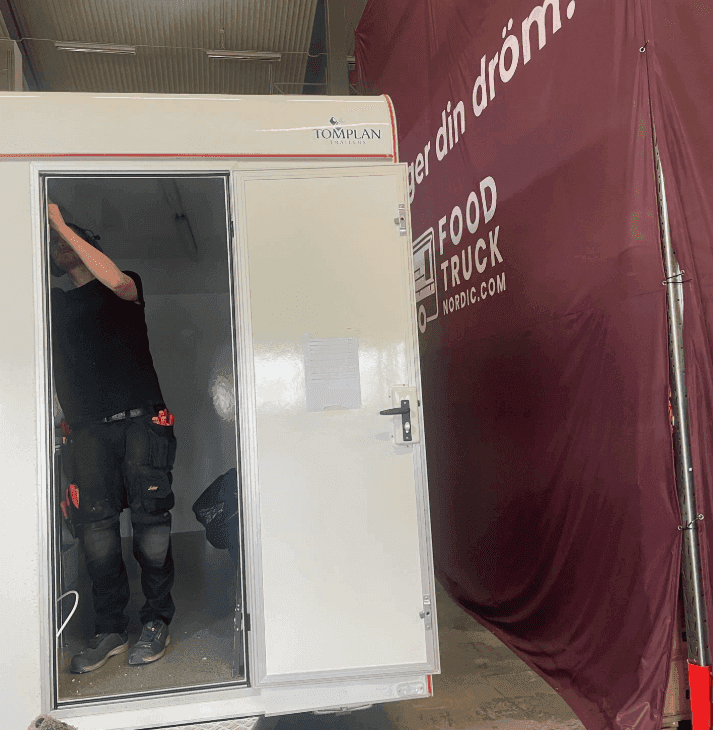 Elinstallation inuti mobil foodtruck-trailer